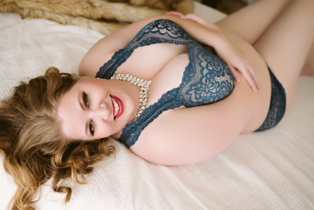 blue lace llingerie, curvy boudoir photography